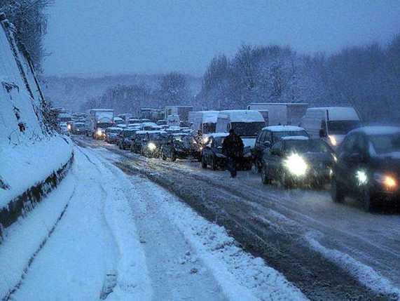 Chutes de neige : Des routes nationales coupées à la circulation à Tizi Ouzou et Sétif