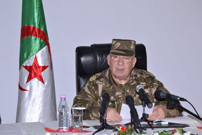 Gaïd Salah inspecte la 2ème Région militaire (Oran) 