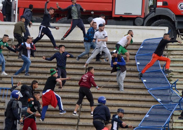 JSK-MCA : 8 supporters placés sous mandat de dépôt pour violence, port d'armes et détention de kif