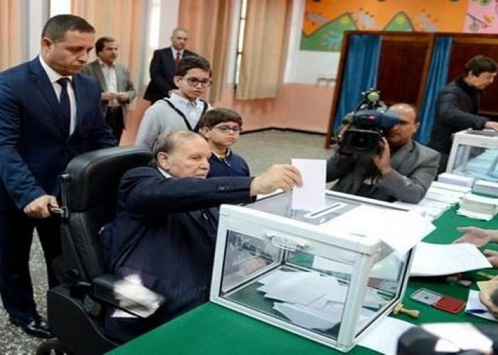  Le président Bouteflika accomplit son devoir électoral à l’école Bachir El Ibrahimi (Vidéo)