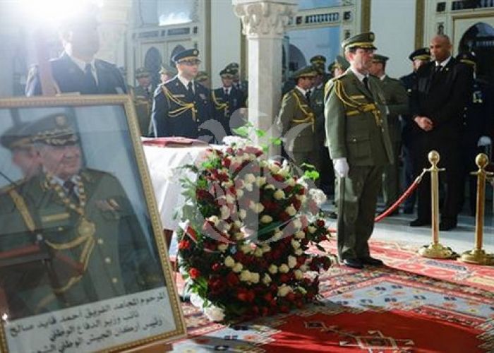  Obsèques d’Ahmed Gaïd Salah : une foule nombreuse accompagne le cortège funèbre au cimetière d’El Alia