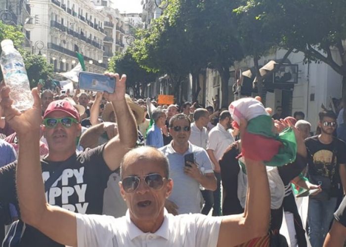  Des milliers de citoyens marchent à Alger contre le vote