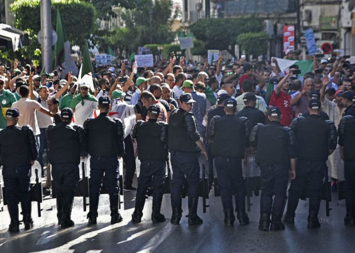  Ambiance surréaliste : Alger qui vote, Alger qui manifeste