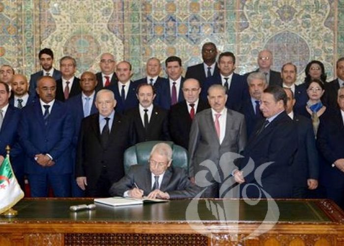 Abdelkader Bensalah signe la loi de finance 2020 