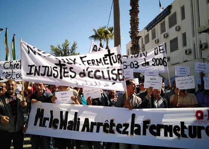  Le ministre de l’Intérieur : « Nous n’avons pas fermé des églises, mais des caves et des dépôts »