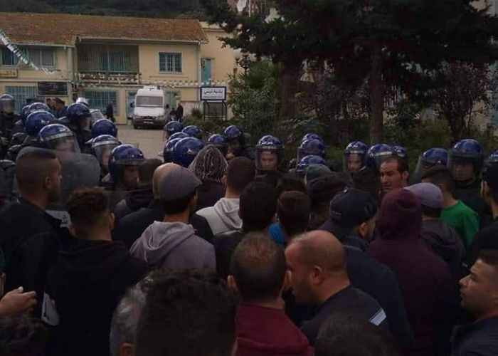 La police disperse violemment un rassemblement anti-élection devant le siège de la daira de Tichy (Béjaia) (Vidéo)