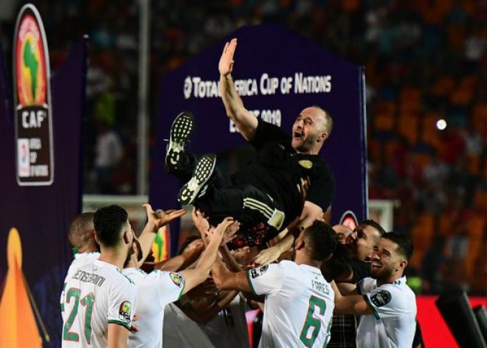  ‘’The Best’’- FIFA 2019 : Djamel Belmadi et Ten Hag, la main dans la main au 4e rang