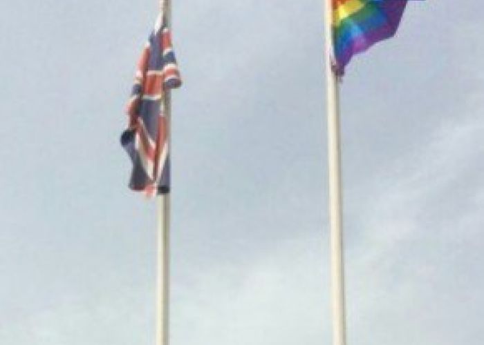 Le drapeau gay sur l'ambassade de Grande-Bretagne à Alger suscite la polémique sur la toile