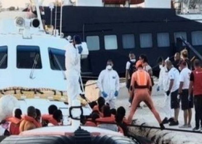 Lampdusa (Italie) face à un flux migratoire tunisien sans précédent : 450 migrants ont débarqué dans la nuit du samedi à dimanche