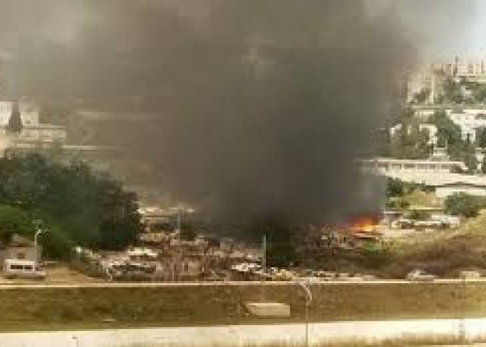 Spectaculaire incendie à Constantine : 3 hangars de stockage d’articles en plastique ravagés