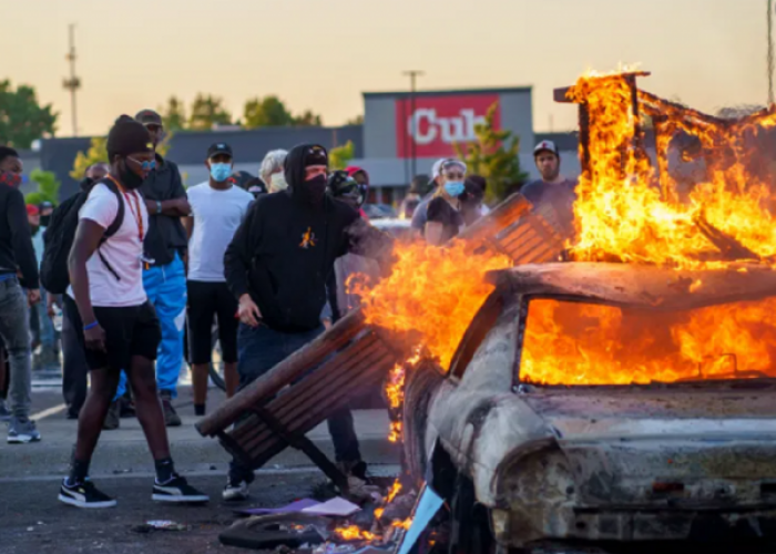 Etats-Unis : couvre-feux, flambée d'émeutes, manifestations dans tout le pays