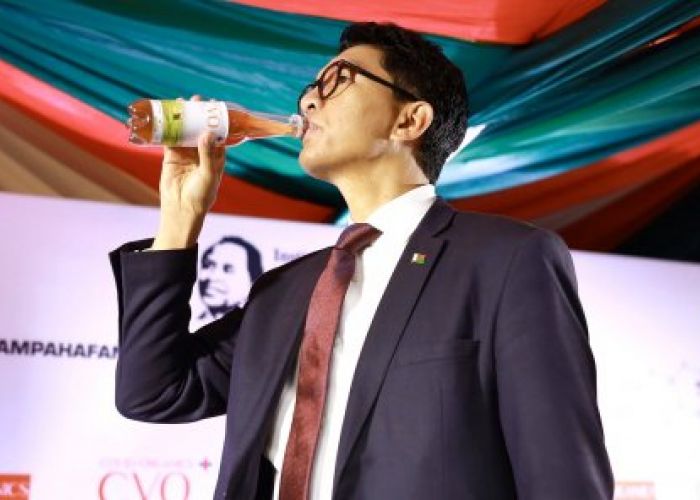  Le Président de Madagascar, Rajoelina, défend sa potion anti-coronavirus; se gausse des préjugés