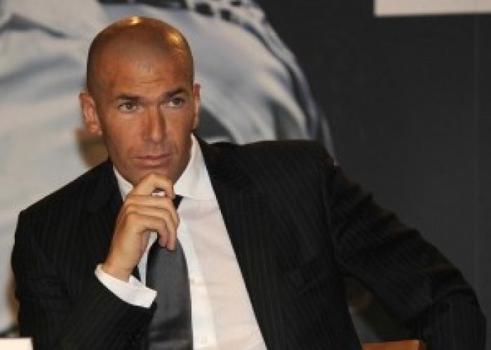 L'entraîneur du Real Madrid Zinédine Zidane testé positif au Covid-19