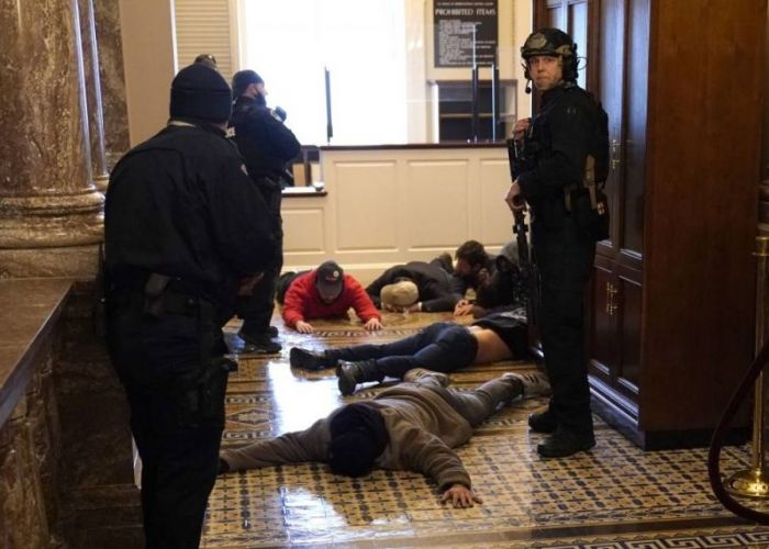 Envahissement et heurts au Capitole : Joe Biden dénonce une "insurrection", Donald Trump appelle ses partisans à "rentrer chez eux" (Vidéo)