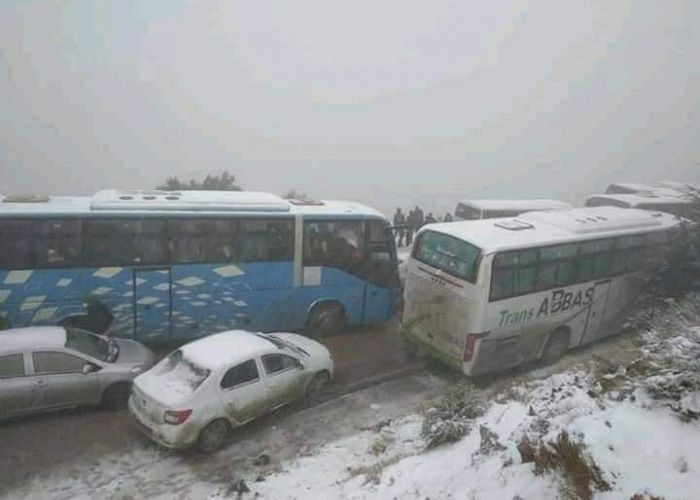 Des dizaines d'automobilistes bloqués par la neige sur les hauteurs de Tikjda (Bouira)