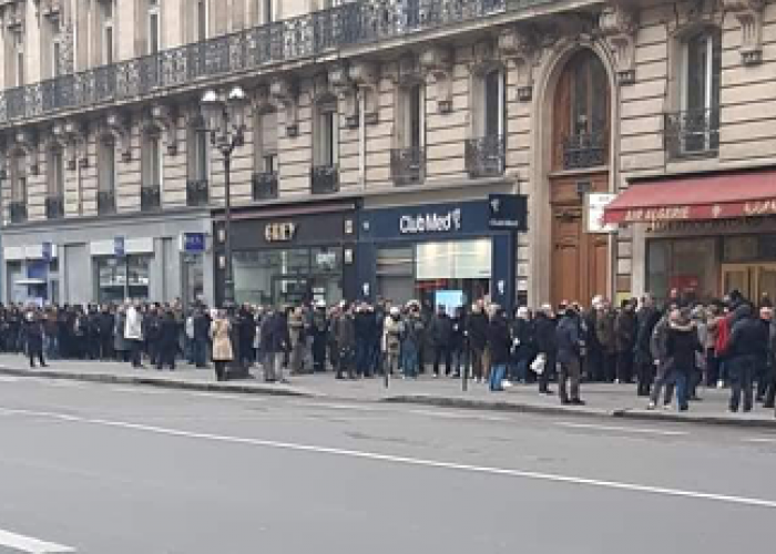  Air Algérie : cohue devant l’agence Opéra de Paris