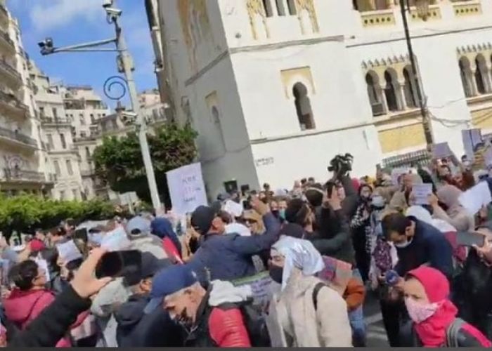 Célébration du 8 mars : des centaines de femmes manifestent à Alger pour appuyer le Hirak 