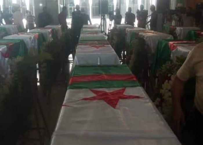 Les restes mortuaires des 24 chefs de la Résistance populaire posés au hall du Palais de la Culture (Alger)