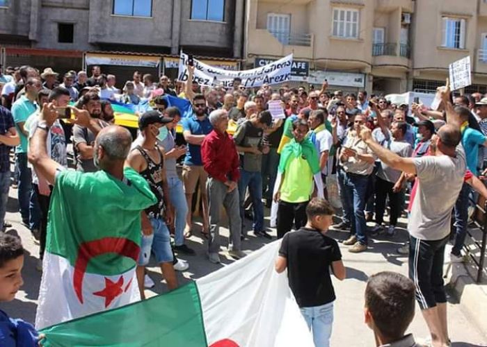 Des citoyens marchent à Tigzirt (Tizi Ouzou) pour réclamer la libération de Mohamed Arezki Amrani et de tous les détenus du Hirak (Vidéo)