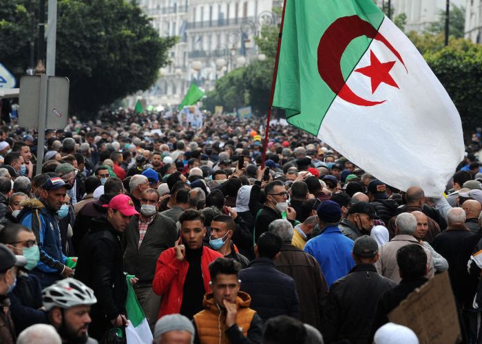 111ème vendredi du Hirak: la foule revient en force dans les marches