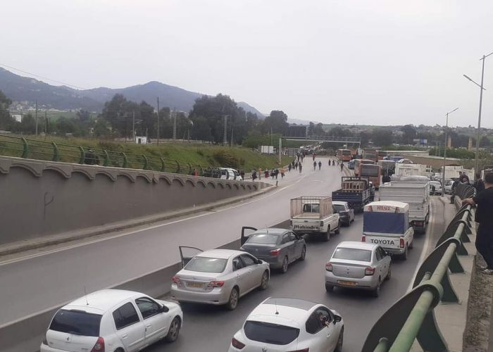 Des habitants bloquent la RN 12 à Oued Aissi (Tizi Ouzou) : Des milliers d'automobilistes pris en otage 