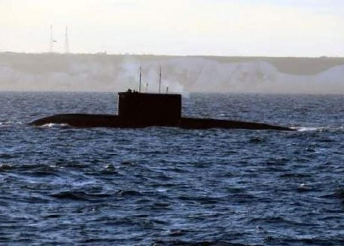  Le sous-marin algérien "021 Messali El Hadj" traverse la Manche sous escorte de la Royal Navy