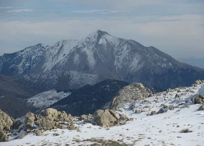 Premiers flocons de neige : Les cimes du Djurdjura sous un burnous blanc