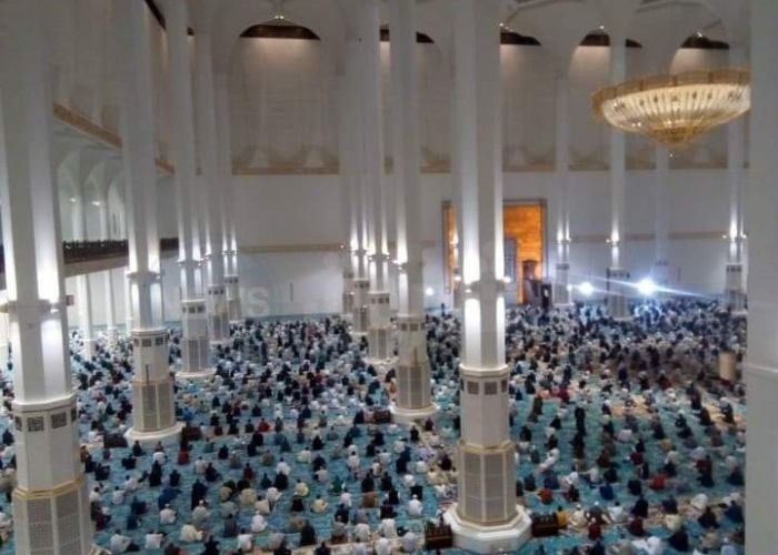 Plus de 10.000 fidèles accomplissent la première prière du vendredi à la nouvelle grande mosquée d'Alger 