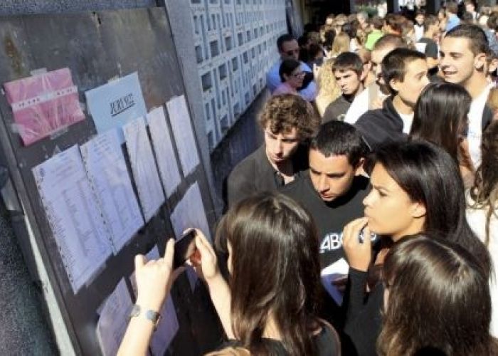 Proclamation des résultats du BAC : les candidats à l'assaut des lycées