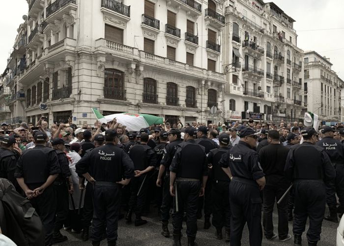 La police fait usage de canons à eau pour empêcher des manifestants de marcher sur la Présidence 