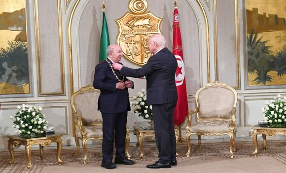 Le président Kais Saied décerne au président Tebboune la Médaille du Grand Collier de l'Ordre National du Mérite