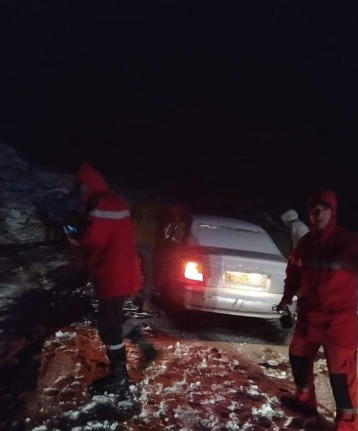 Persistance de chutes de pluies sur plusieurs wilayas : Une famille bloquée par la neige à bord d'un véhicule secourue à Tikjda