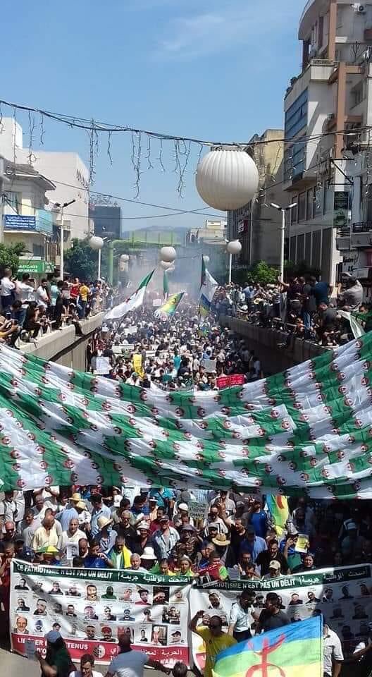 Des hirakistes marchent dans certaines wilayas, marche empêchée à Alger (Vidéo)