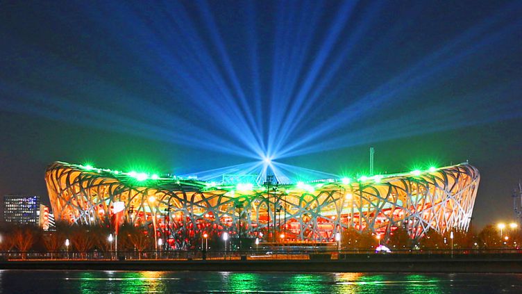 Sport: la flamme olympique illumine le stade des JO-2022 à Pékin