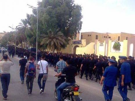 A Ghardaïa, les policiers dans la… rue 