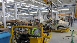 Sellal, Fabius et Macron à bord de la première voiture made in Algéria 