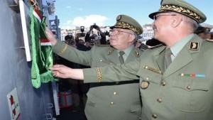 Le général de corps d'armée Gaïd Salah supervise à Alger l'accostage de "Kalâat Beni Abbas"