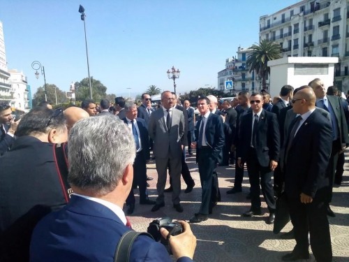 Valls et ses ministres en promenade à Alger